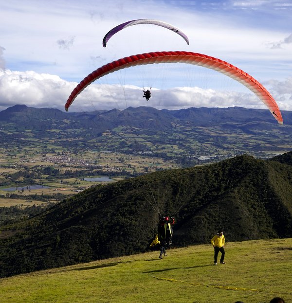 Quels sont les meilleurs spots pour faire du parapente dans les montagnes de l'Atlas, Maroc?